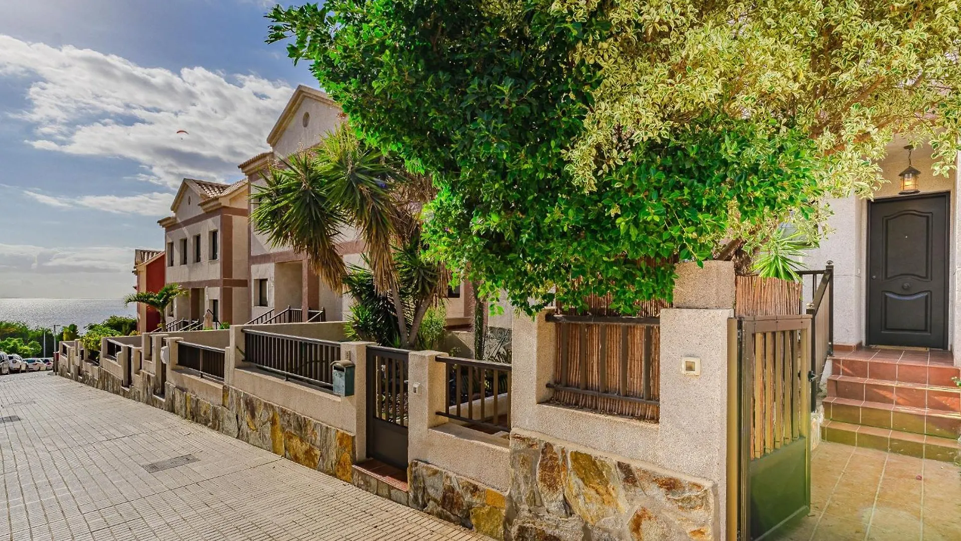 Exclusive New Townhouse In Playa Paraiso 아데제